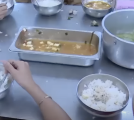 Hình ảnh 'học sinh ăn mì tôm chan cơm' là thật