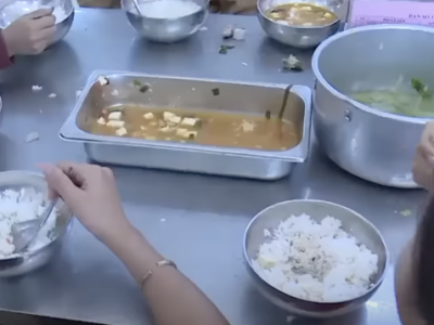 Hình ảnh 'học sinh ăn mì tôm chan cơm' là thật