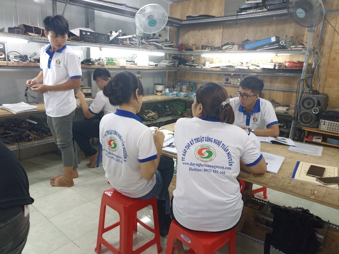 Dạy nghề sửa chữa điện tử dân dụng cấp tốc, ti vi, âm li, bếp từ, bếp hồng ngoại, lò vi sóng, loa kẹo kéo - TRUNG TÂM DẠY NGHỀ CẤP TỐC TN 0967.30.80.10 đt zalo